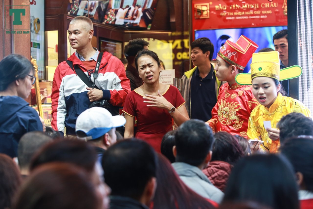 thai-phu-den-ngay-sinh-van-di-xep-hang-mua-vang-tu-rang-sang