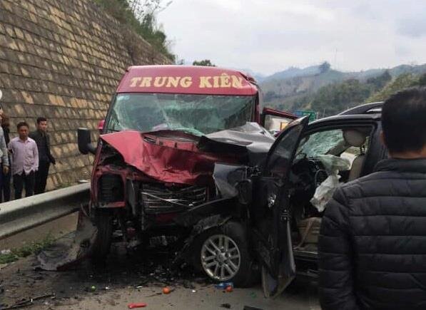 tin-tai-nan-giao-thong-moi-nhat-ngay-142-xe-khach-dam-o-to-kinh-hoang-9-nguoi-bi-thuong