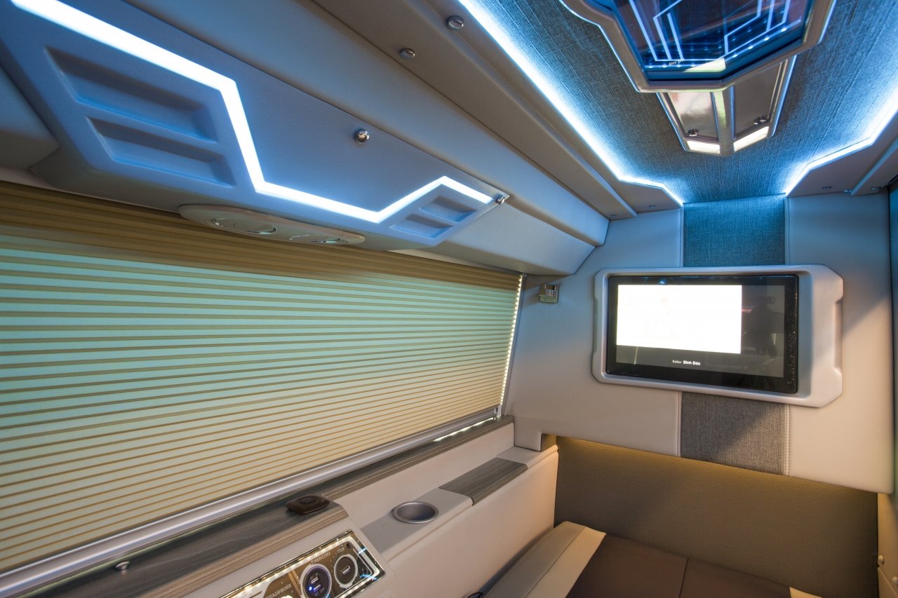 trai-nghiem-khoang-hang-thuong-gia-tren-xe-bus-giuong-nam-thaco-mobihome-the-he-moi