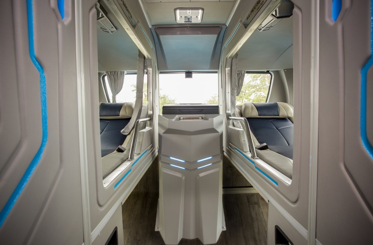 trai-nghiem-khoang-hang-thuong-gia-tren-xe-bus-giuong-nam-thaco-mobihome-the-he-moi