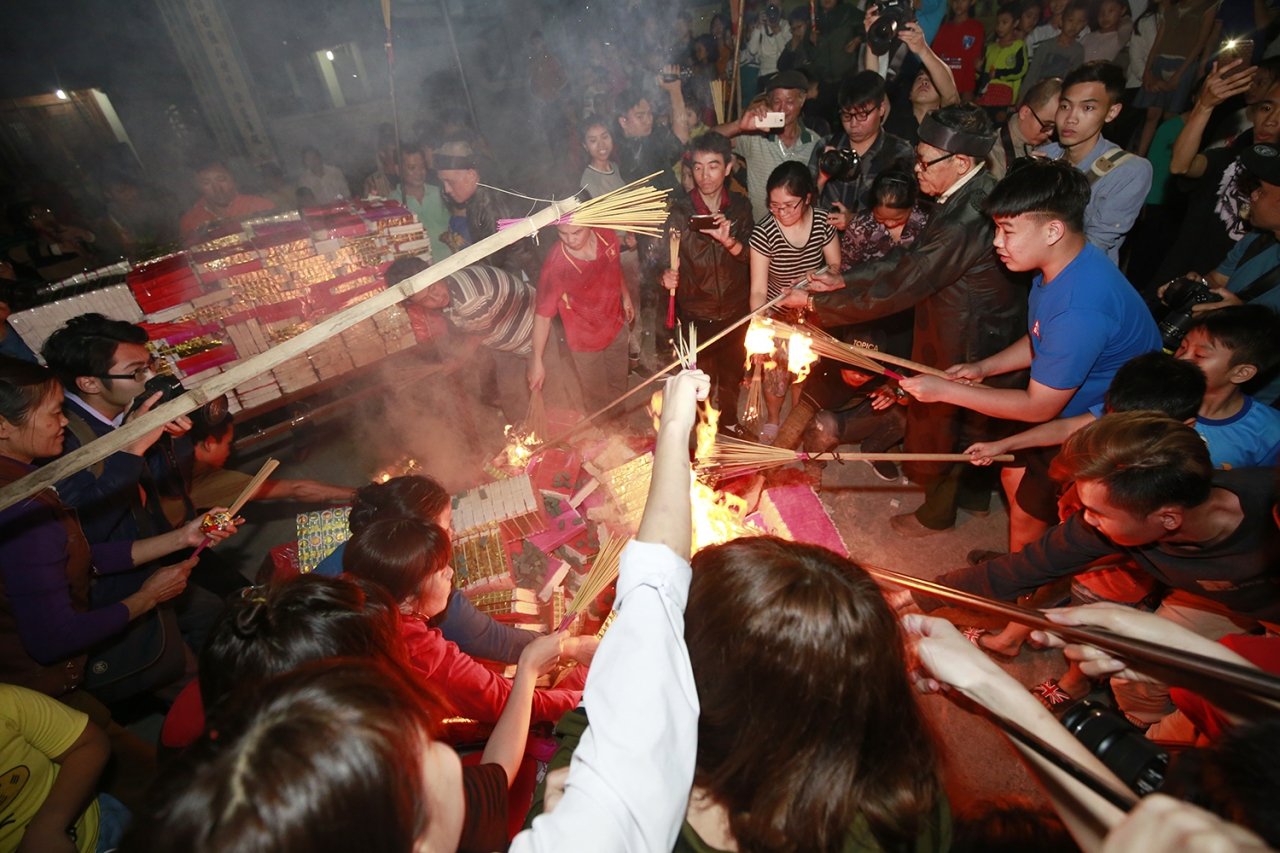hang-tram-nguoi-lang-an-dinh-do-xo-di-lay-do-dau-nam-trongdong-lua-loc
