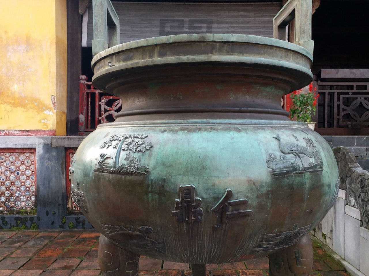 ngam-cuu-dinh-nuc-tieng-o-manh-dat-co-do-hue