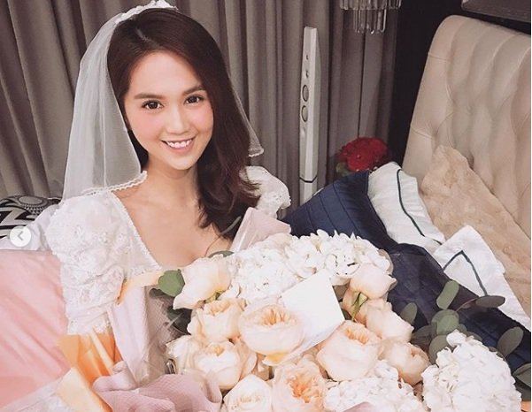 ngoc-trinh-duoc-ban-trai-tang-3-cay-vang-ngay-valentine