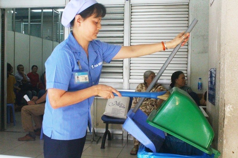 Nữ nhân viên dọn vệ sinh trả lại 100 triệu đồng cho người bỏ quên