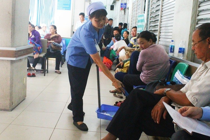 Nữ nhân viên dọn vệ sinh trả lại 100 triệu đồng cho người bỏ quên