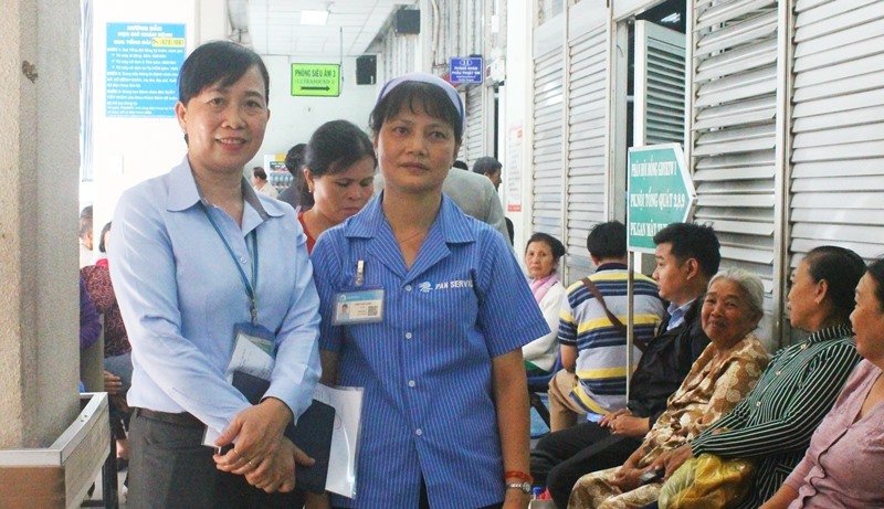Nữ nhân viên dọn vệ sinh trả lại 100 triệu đồng cho người bỏ quên