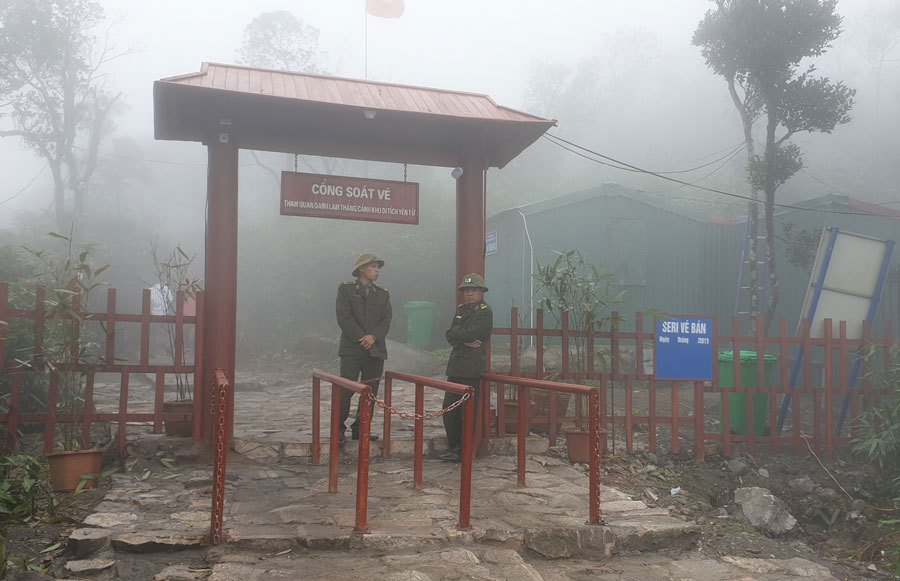 bat-ngo-voi-tram-ban-ve-giua-lung-chung-non-thieng-yen-tu