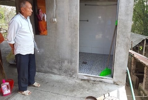 bo-de-sat-hai-con-10-thang-tuoi-trong-nha-tam-o-dien-bien