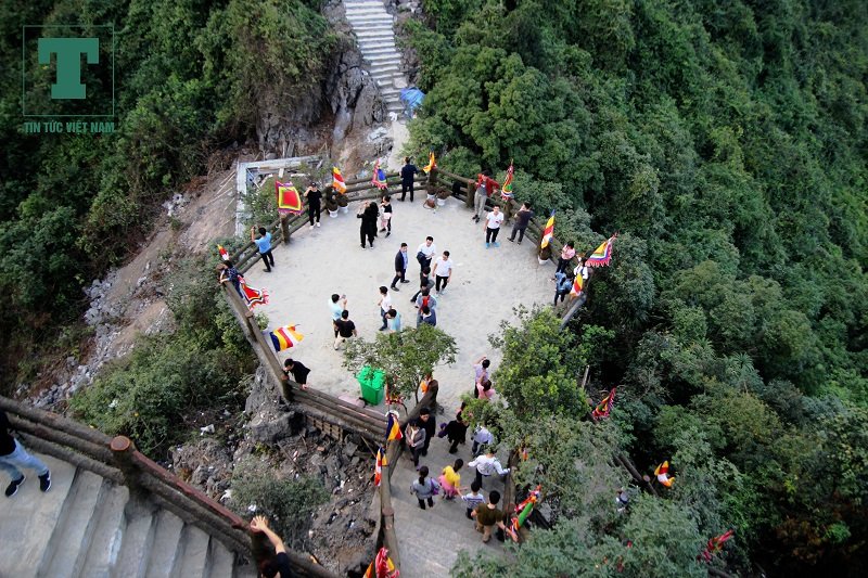 chiem-nguong-ve-dep-ngoi-chua-lon-nhat-viet-nam