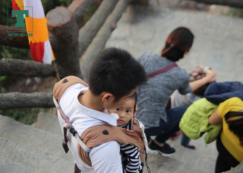 du-khach-no-nuc-keo-ve-du-khai-hoi-chua-tam-chuc