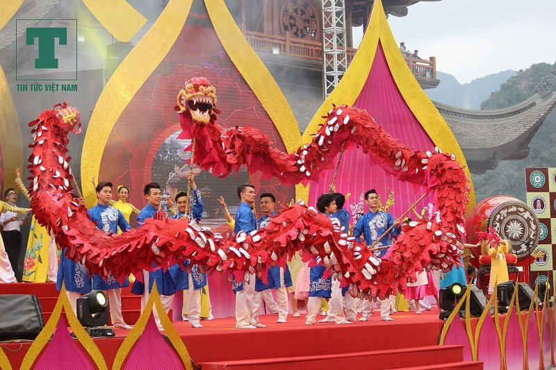 du-khach-no-nuc-keo-ve-du-khai-hoi-chua-tam-chuc