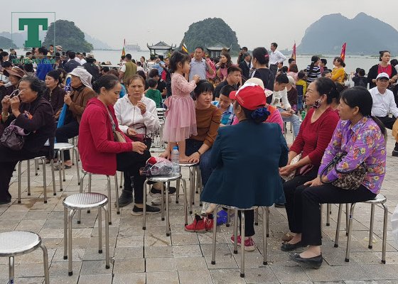 khai-hoi-chua-tam-chuc-du-khach-di-le-nhu-di-cho