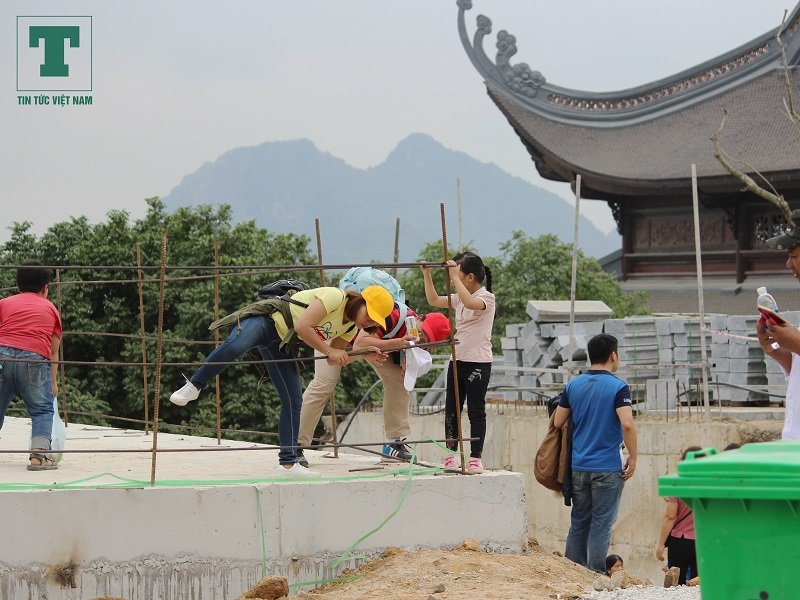 khai-hoi-chua-tam-chuc-du-khach-di-le-nhu-di-cho