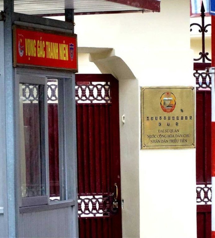 nhieu-phong-vien-nuoc-ngoai-hien-dien-ben-ngoai-dai-su-quan-trieu-tien