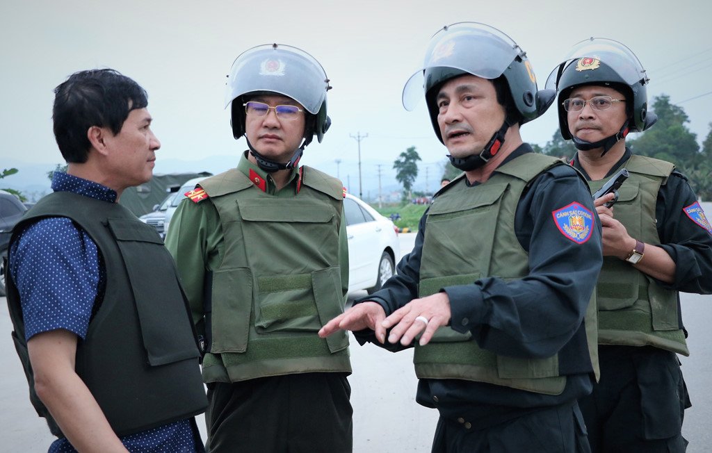 phut-cham-mat-nhom-nghi-can-buon-ma-tuy-om-luu-dan-co-thu-trong-oto