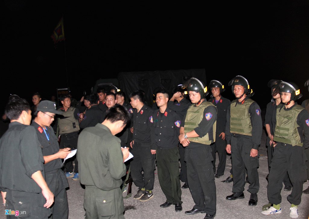 phut-cham-mat-nhom-nghi-can-buon-ma-tuy-om-luu-dan-co-thu-trong-oto