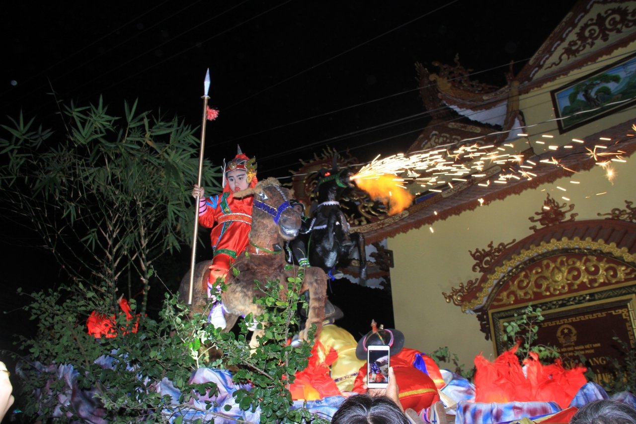 ve-quang-nam-xem-le-hoi-co-ba-cho-duoc