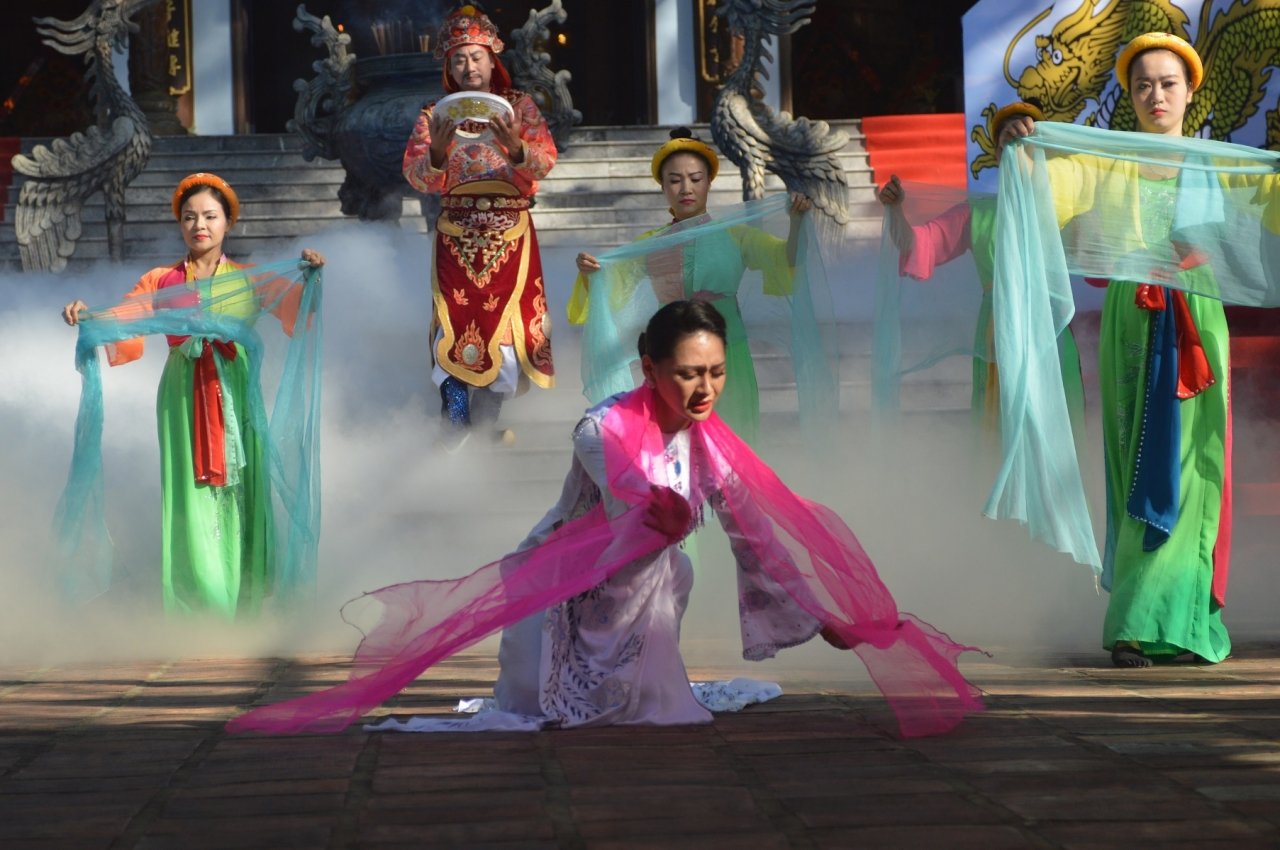 chum-anh-loat-le-hoi-soi-dong-dien-ra-o-xu-hue-mong-mo