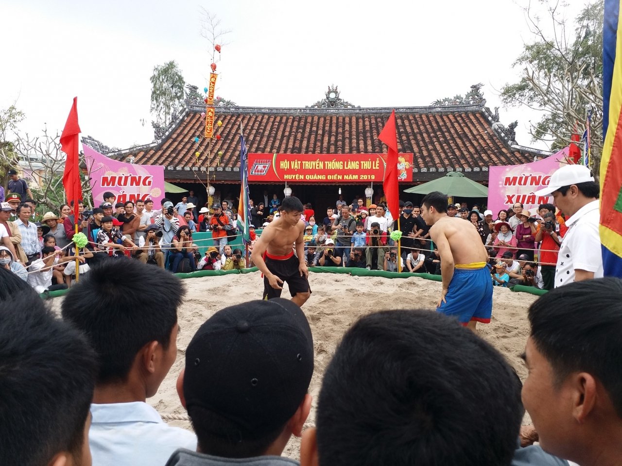 chum-anh-loat-le-hoi-soi-dong-dien-ra-o-xu-hue-mong-mo