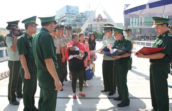 thieu-nu-bi-ban-qua-bien-gioi-ky-1-ngay-tro-ve-day-nuoc-mat