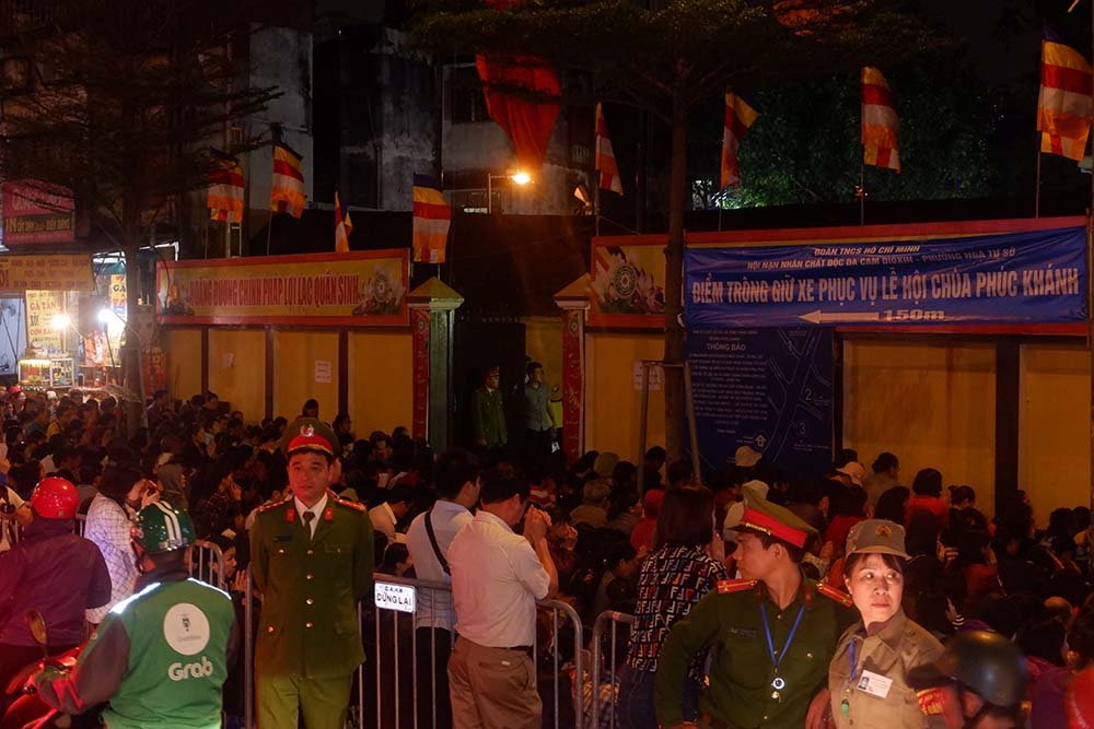hang-nghin-nguoi-ngoi-tran-ra-duong-tai-chua-phuc-khanh-cung-ram-thang-gieng