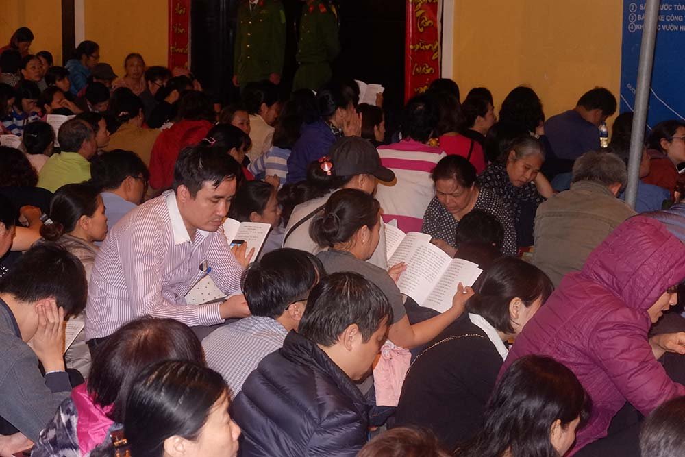 hang-nghin-nguoi-ngoi-tran-ra-duong-tai-chua-phuc-khanh-cung-ram-thang-gieng