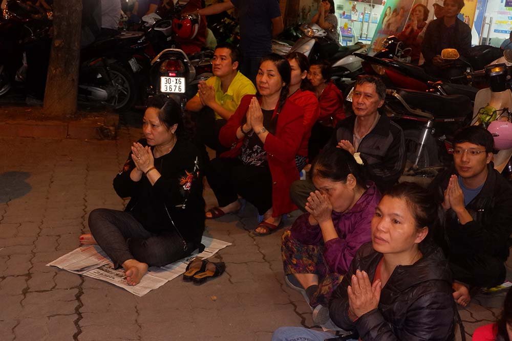 hang-nghin-nguoi-ngoi-tran-ra-duong-tai-chua-phuc-khanh-cung-ram-thang-gieng