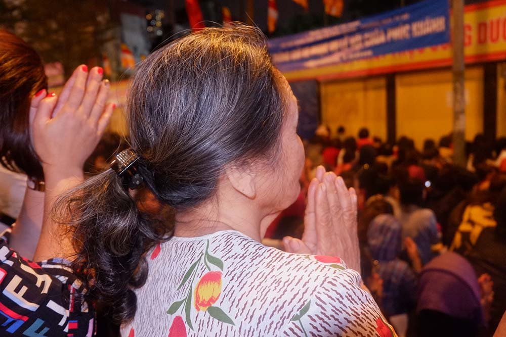 hang-nghin-nguoi-ngoi-tran-ra-duong-tai-chua-phuc-khanh-cung-ram-thang-gieng