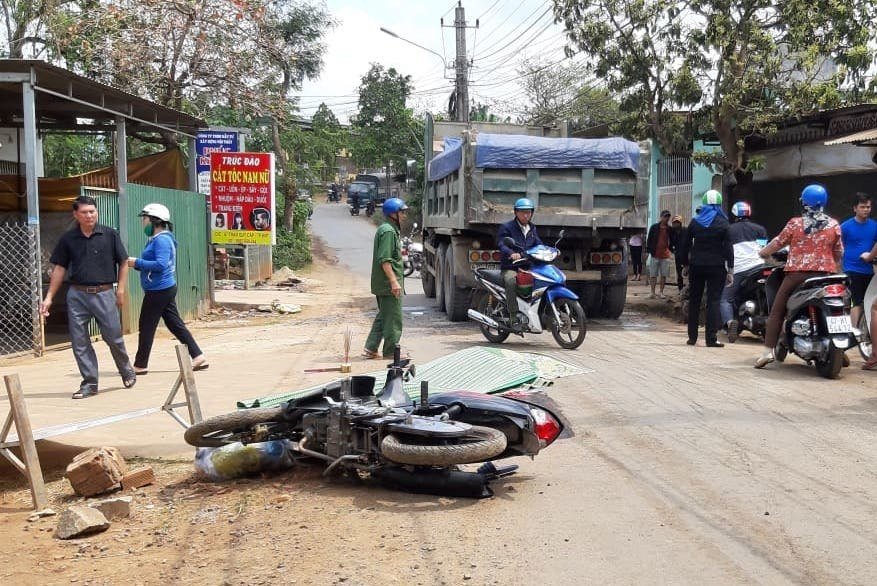 tin-tai-nan-giao-thong-moi-nhat-ngay-182-container-va-cham-lien-hoan-tren-quoc-lo-1-lam-4-nguoi-thuong-vong