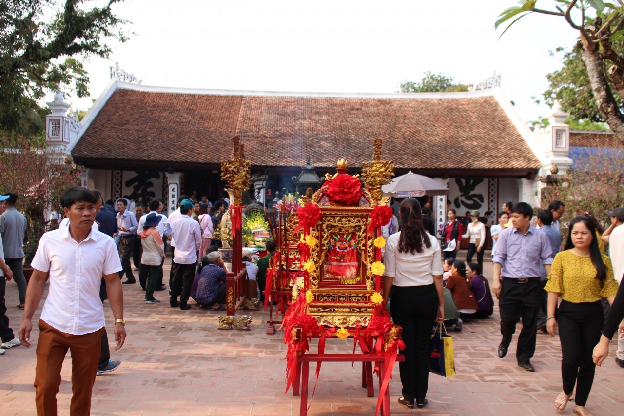 ve-dep-cua-den-tran-truoc-gio-khai-an
