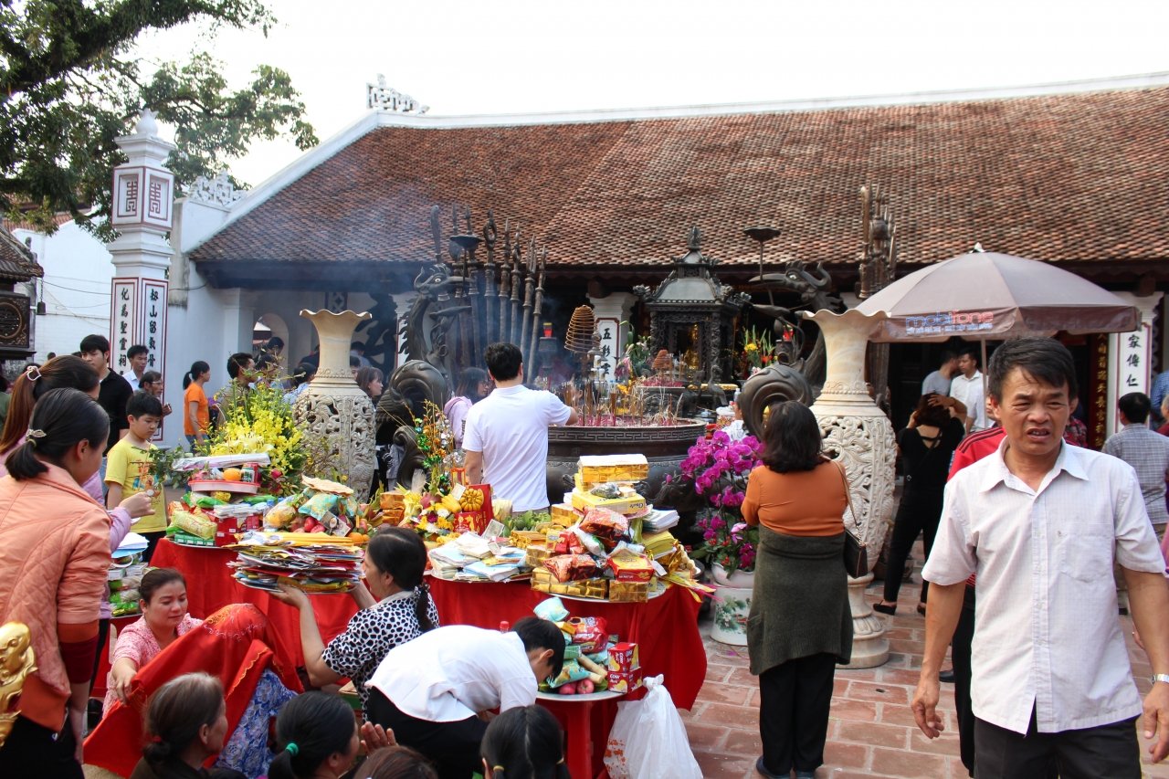 ve-dep-cua-den-tran-truoc-gio-khai-an