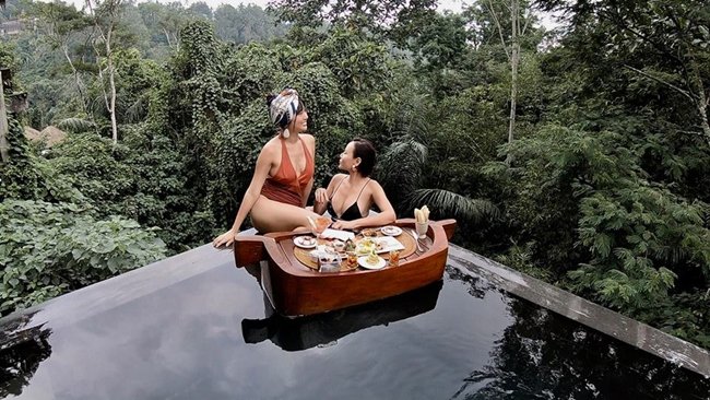 Cuộc sống của mỹ nữ U40 trải qua 2 đời chồng, 100 cuộc tình