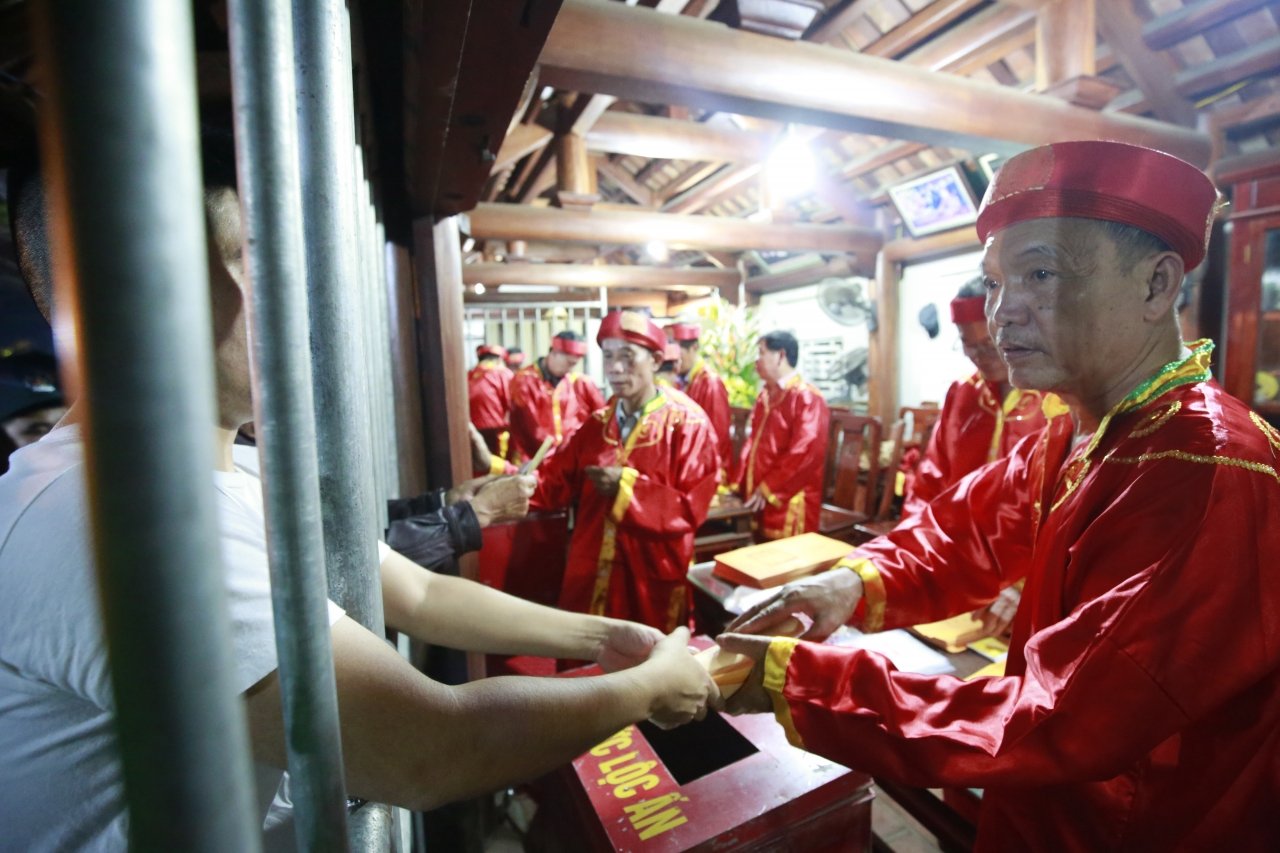 dong-nguoi-xep-hang-xuyen-dem-de-duoc-nhan-chiec-an-thieng-den-tran