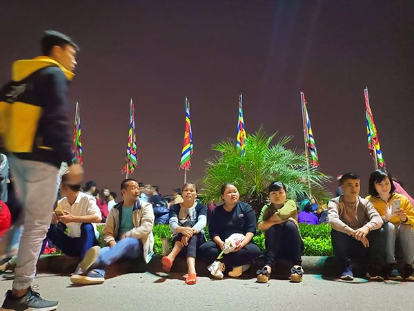 du-khach-vat-va-thau-dem-cho-doi-xin-an-den-tran