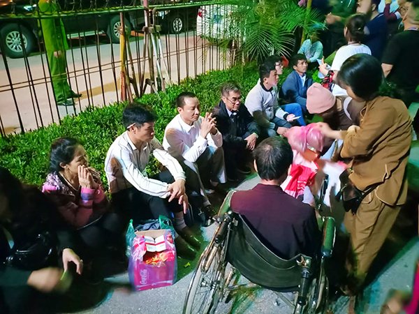 du-khach-vat-va-thau-dem-cho-doi-xin-an-den-tran