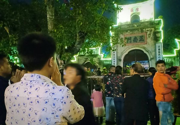 du-khach-vat-va-thau-dem-cho-doi-xin-an-den-tran