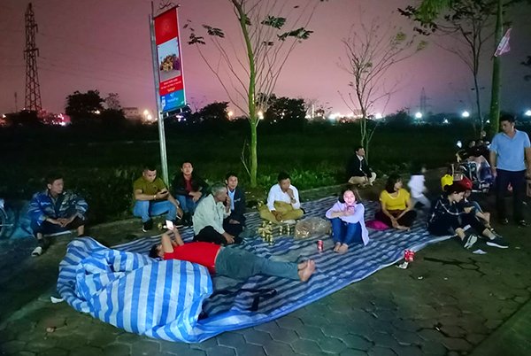 du-khach-vat-va-thau-dem-cho-doi-xin-an-den-tran