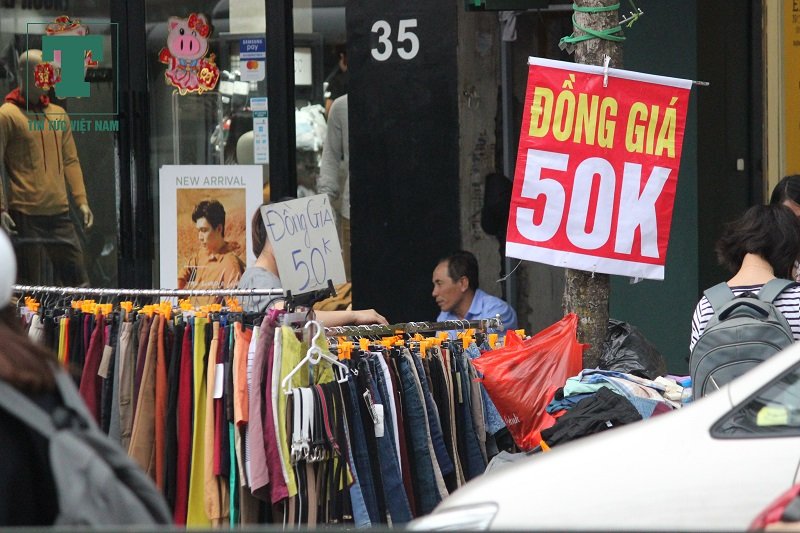 hang-thoi-trang-o-at-giam-gia-sau-tet-van-vang-nguoi-mua