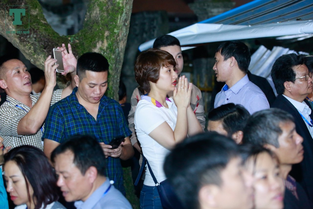 thi-nhau-nem-tien-vao-kieu-an-nhet-tien-vao-khe-cua-den-tran-lay-loc-luc-nua-dem