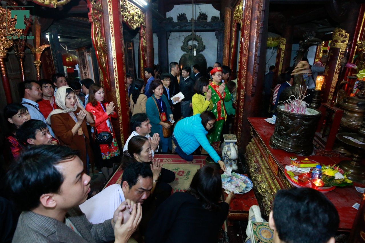 thi-nhau-nem-tien-vao-kieu-an-nhet-tien-vao-khe-cua-den-tran-lay-loc-luc-nua-dem