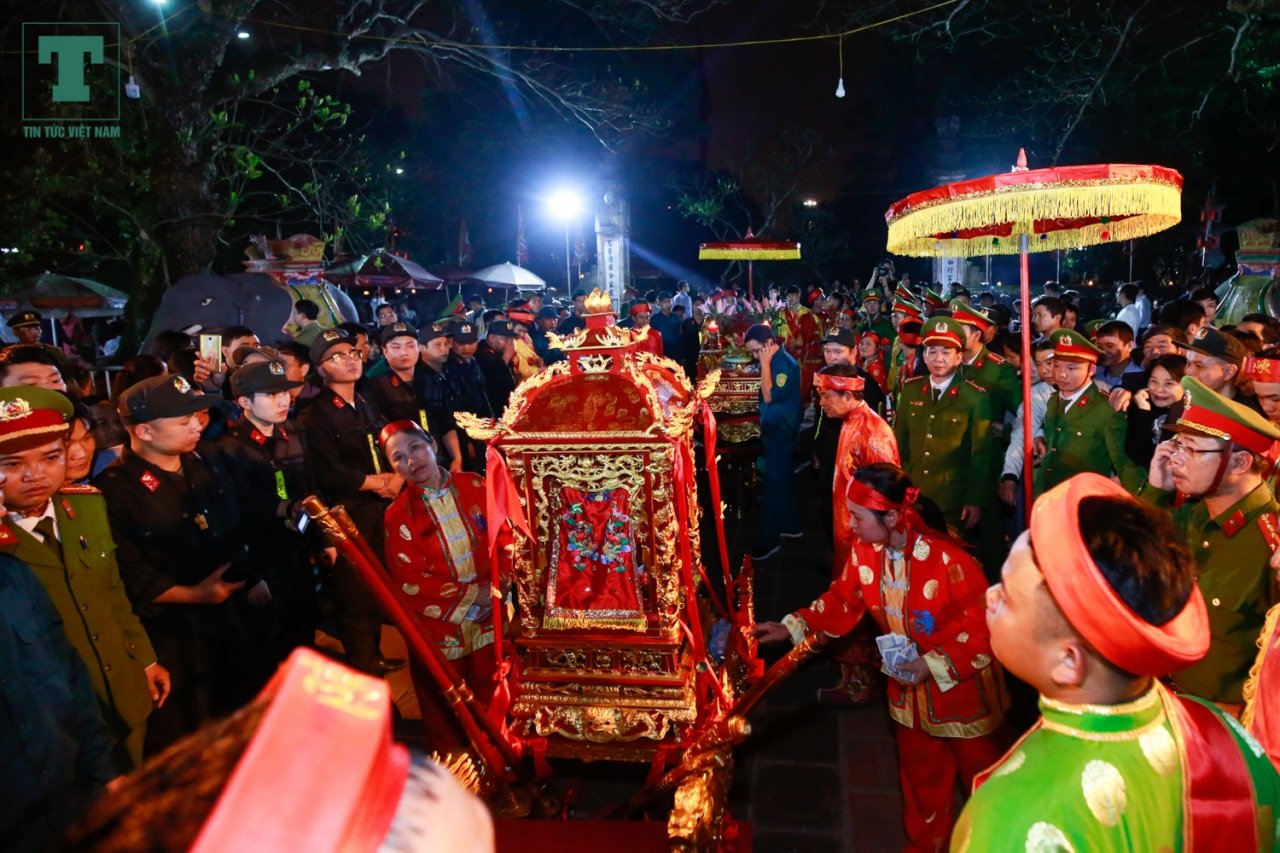 thi-nhau-nem-tien-vao-kieu-an-nhet-tien-vao-khe-cua-den-tran-lay-loc-luc-nua-dem
