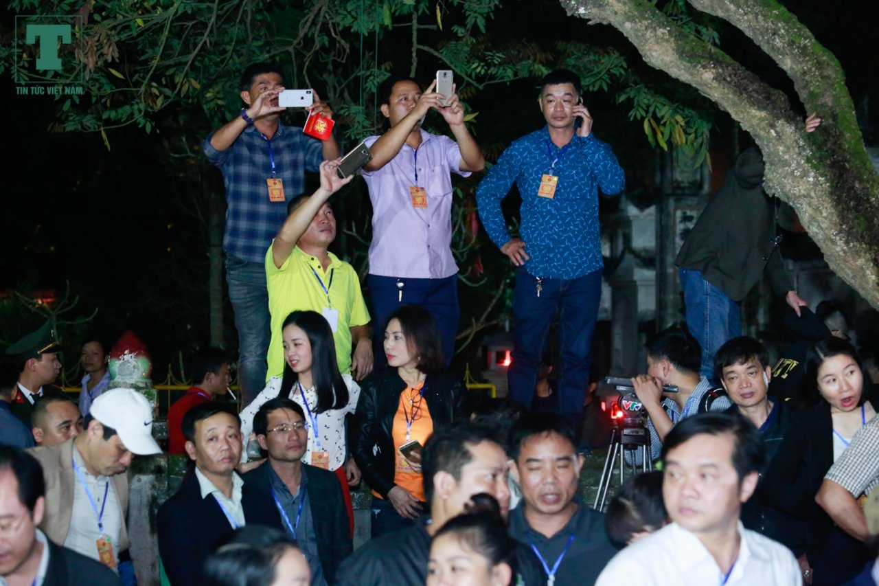 thi-nhau-nem-tien-vao-kieu-an-nhet-tien-vao-khe-cua-den-tran-lay-loc-luc-nua-dem