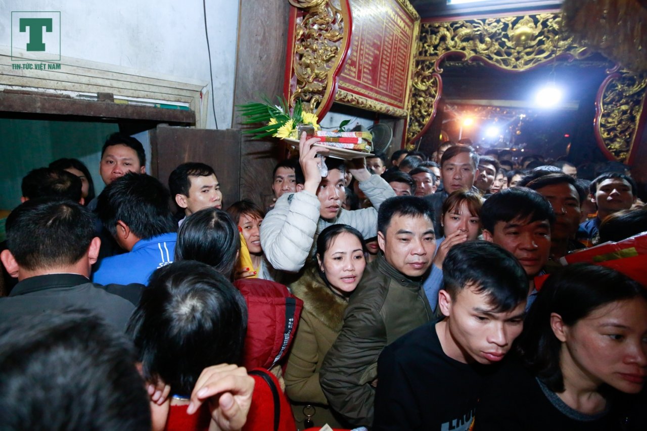 thi-nhau-nem-tien-vao-kieu-an-nhet-tien-vao-khe-cua-den-tran-lay-loc-luc-nua-dem