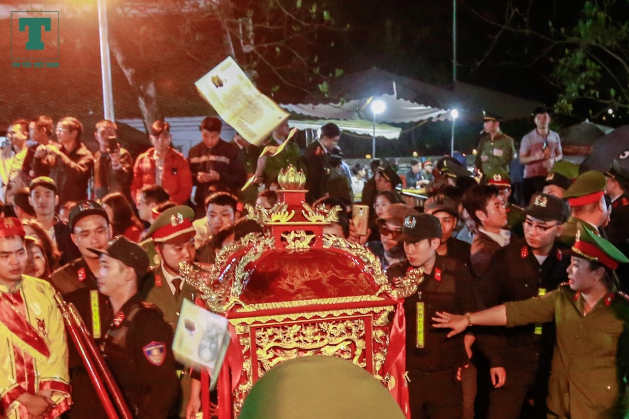thi-nhau-nem-tien-vao-kieu-an-nhet-tien-vao-khe-cua-den-tran-lay-loc-luc-nua-dem