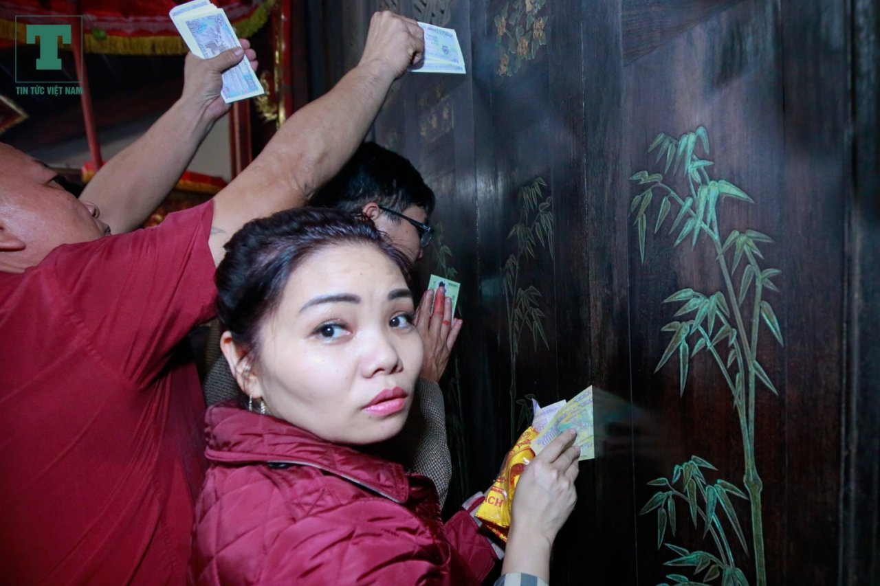 thi-nhau-nem-tien-vao-kieu-an-nhet-tien-vao-khe-cua-den-tran-lay-loc-luc-nua-dem