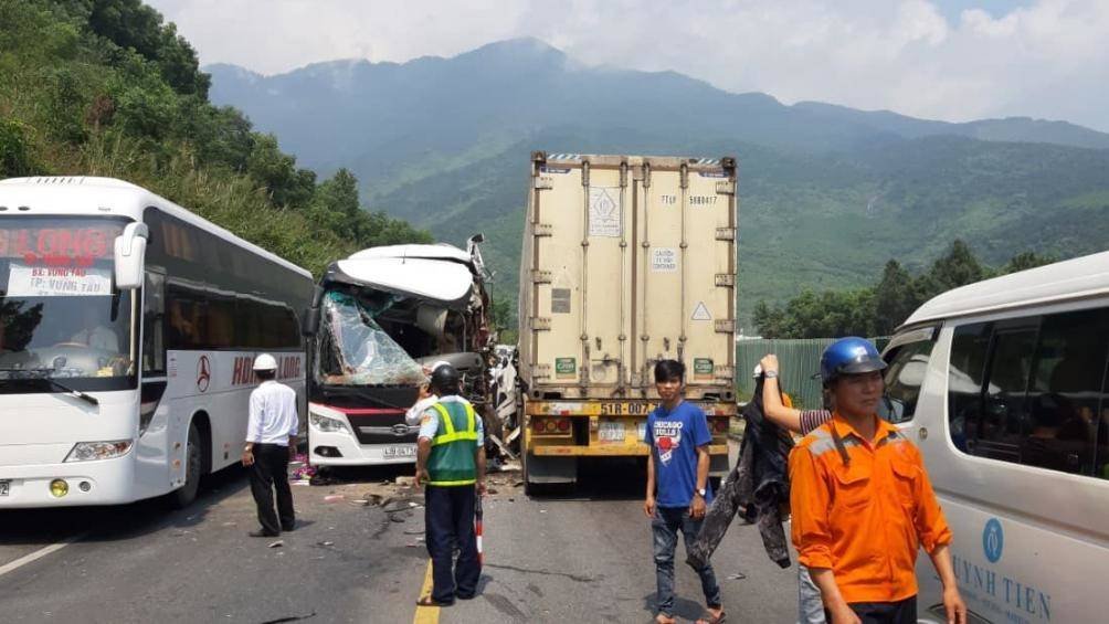 tin-tai-nan-giao-thong-moi-nhat-ngay-202-xe-buyt-va-cham-xe-may-tren-cau-nhat-tan-lam-1-nguoi-chet