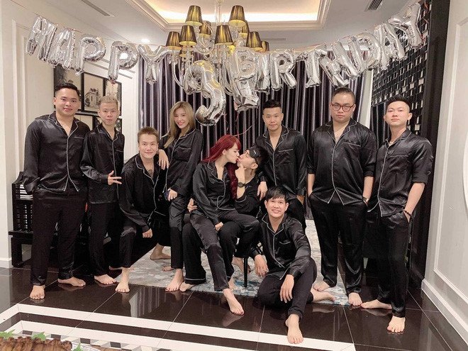 Only C đăng ảnh mặc đồ ngủ đôi ôm hôn vợ trong tiệc sinh nhật