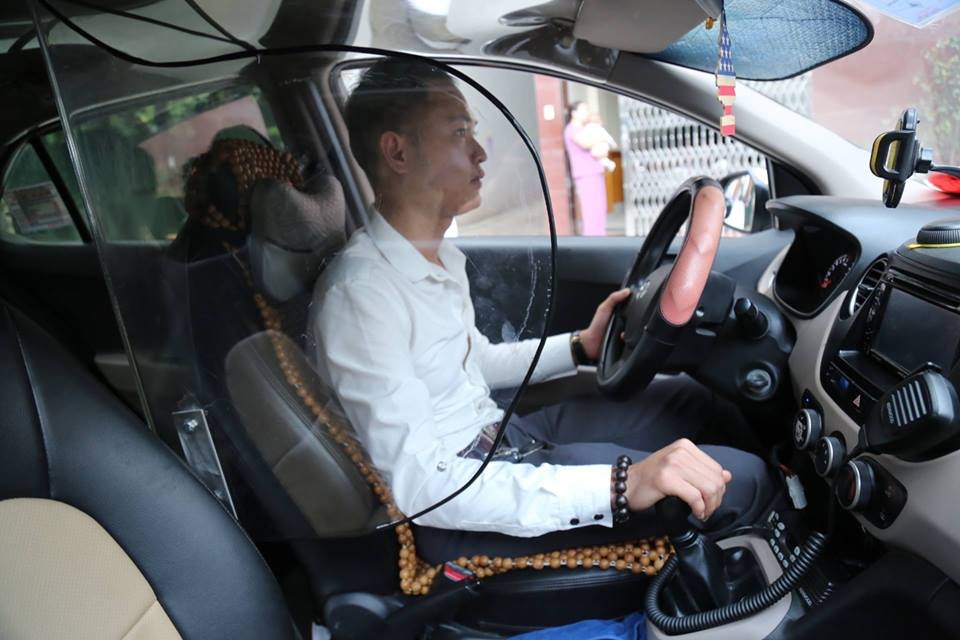 cha-de-cua-khoang-chan-bao-ve-tai-xe-taxi-o-viet-nam-thiet-ke-cua-toi-cac-nuoc-tren-the-gioi-chua-co