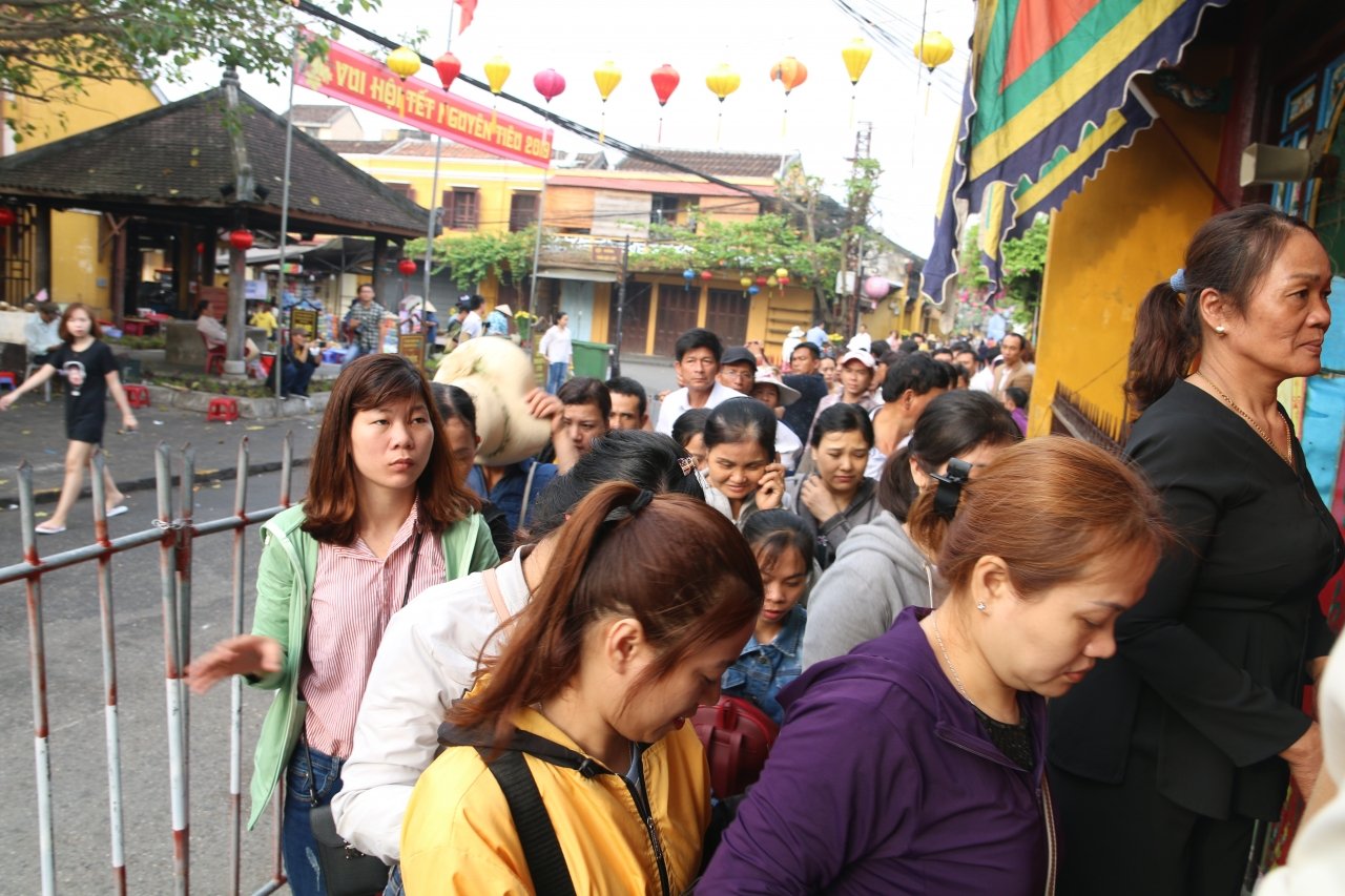 hoi-an-hang-nghin-nguoi-xep-hang-cho-vieng-le-nguyen-tieu