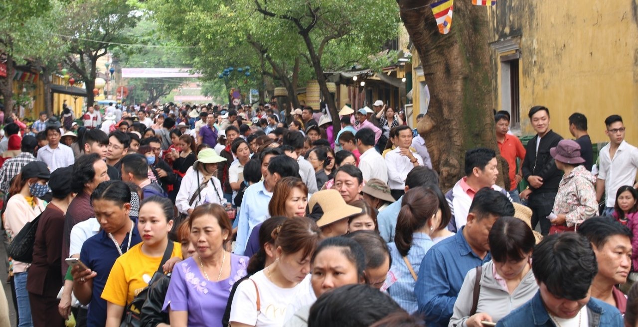 hoi-an-hang-nghin-nguoi-xep-hang-cho-vieng-le-nguyen-tieu